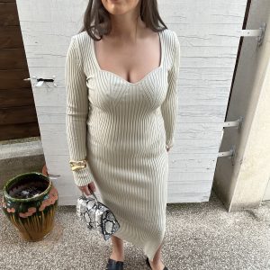 ROBE LONGUE BEIGE PRÉS DU CORPS